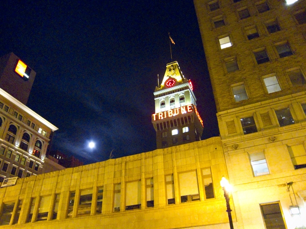 Oakland Tribune Tower oakland tribune tower, tribune tower with full moon, full moon
