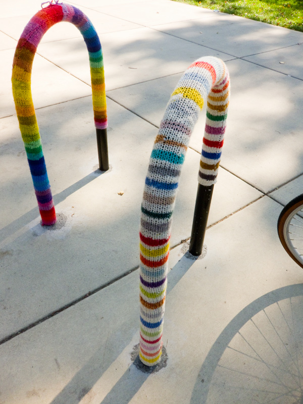 streetcolor, yarnbomb, yarnbomb bikeracks, yarnbomb oakland